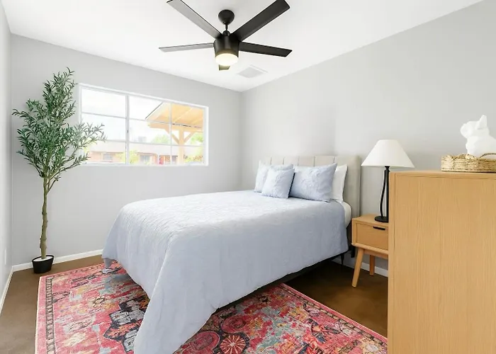 Oldtown, Splash Pad & Park, Camelback Mountain Trails, Desert Chic Retreat Ferienhaus Scottsdale